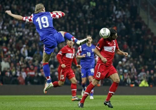 2011-11-11t200700z_01_rss18_rtridsp_3_soccer-euro_reuters