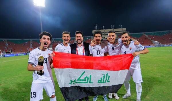 الموسوي مع لاعبي منتخب العراق