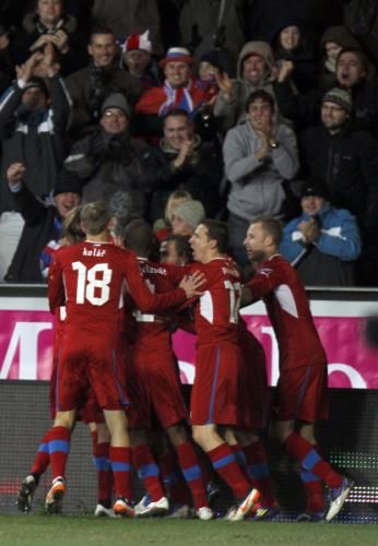 2011-11-11t212550z_01_rss38_rtridsp_3_soccer-euro_reuters