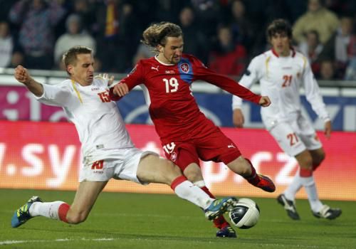 2011-11-11t204619z_01_rss26_rtridsp_3_soccer-euro_reuters