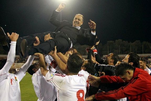 حمد محمولا على أكتاف لاعبي منتخب النشامى 