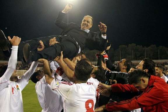 حمد محمولا على أكتاف لاعبي منتخب النشامى 