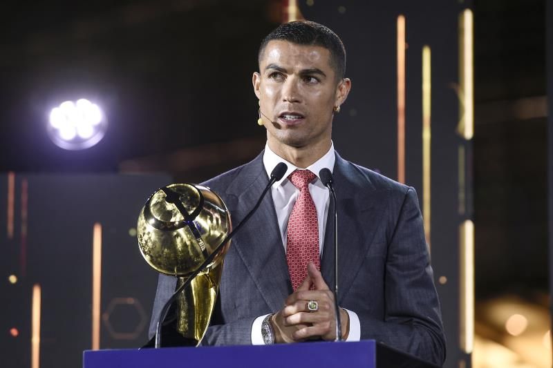 2020-12-27t174925z_2005095498_up1egcr1didex_rtrmadp_3_soccer-emirates-globe-awards_reuters