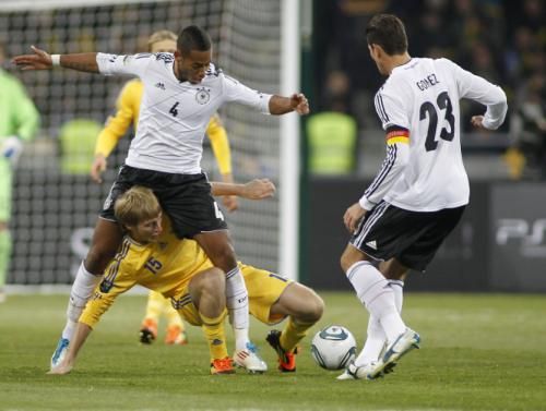 2011-11-11t202825z_01_kie07_rtridsp_3_soccer-friendly_reuters