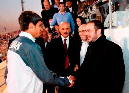 الأمير علي خلال لقائه اعضاء منتخب الشباب الأردني