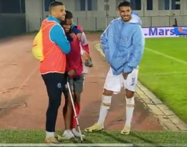 محمد مفيد بالعكاز