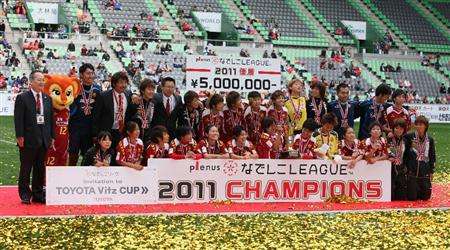 لاعبات فريق ليونيسا يحتفلن بالدوري الياباني