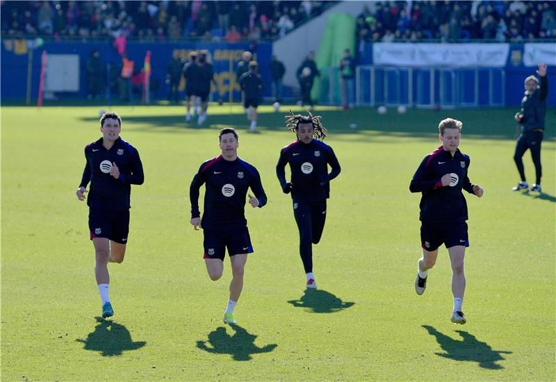 كريستنسن (أقصى اليسار)