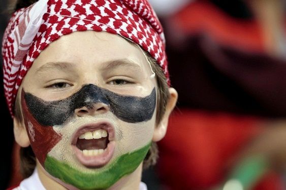 الكبار والصغار ساندوا منتخب النشامى أمام سنغافورة.