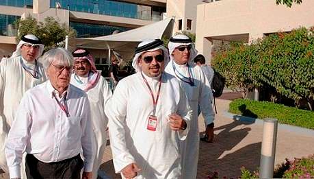 ولي عهد البحرين يتجول في حلبة ياس الاماراتية برفقة بيرني ايكلستون مالك الحقوق التجارية للفورمولا