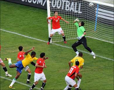 لقطة من مباراة مصر والبرازيل في البطولة الأخيرة لكأس العالم للقارات