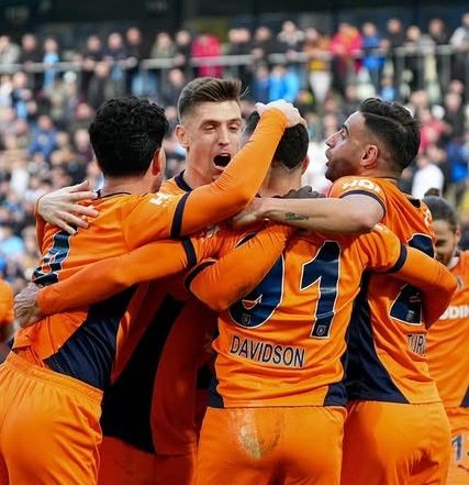 فرحة لاعبي باشاك شهير