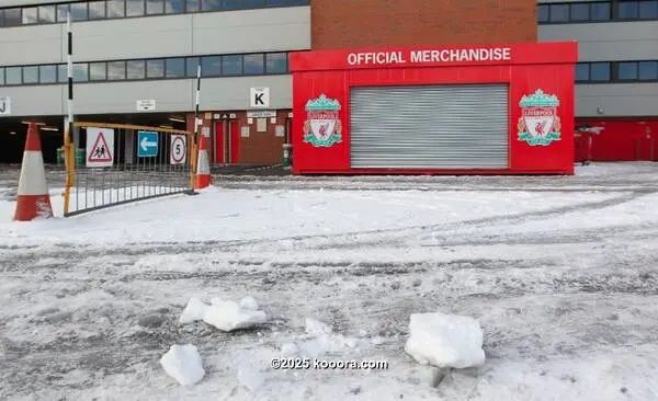 الثلوج في محيط ملعب أنفيلد