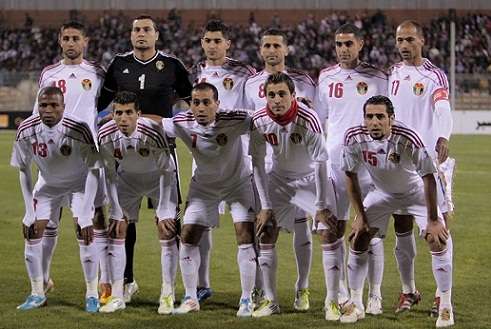 نجوم منتخب النشامى تسلموا مكافآة الفوز على سنغافورة 