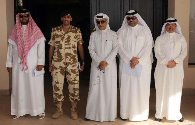 سلمان بن ابراهيم يتوسط المسئولين في المؤسسة العامة واتحاد الكرة البحريني بعد الزيارة التفقدية