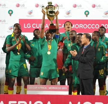 الكاميروني إيتو يرفع كأس الدورة