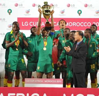 الكاميروني إيتو يرفع كأس الدورة