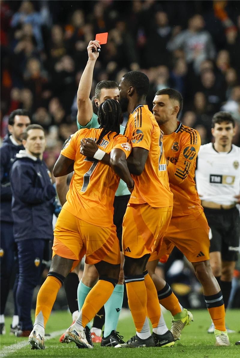 من طرد فينيسيوس جونيور