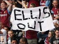 جماهير الفيلا تطالب بخروج إيليس