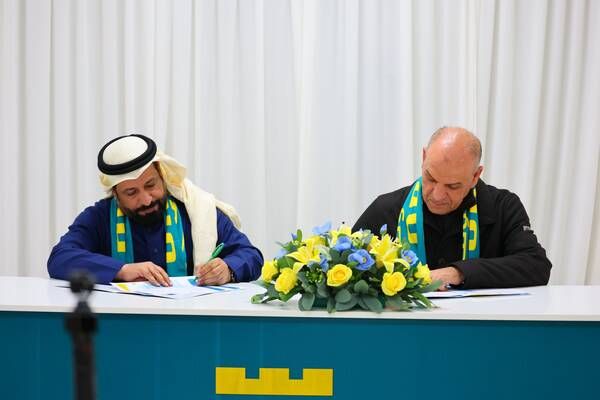 من جلسة توقيع العقود