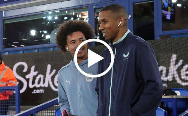 آشلي يونج وابنه