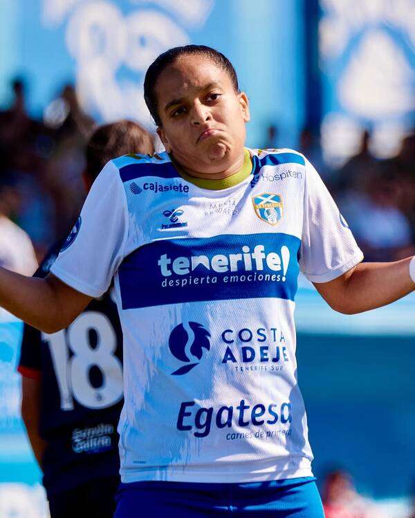 جانب من احتفال سكينة أوزراوي بالهدف