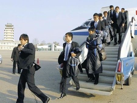 وصول لاعبي المنتخب الياباني لمطار بيونج يانج الدولي بكوريا الشمالية