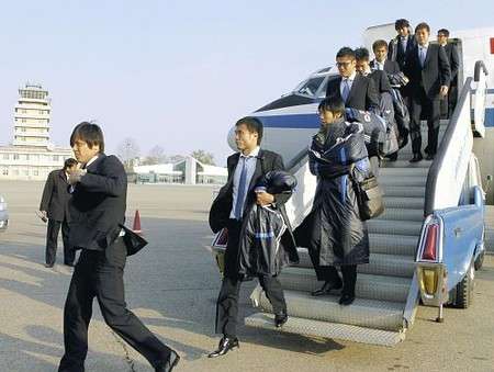 وصول لاعبي المنتخب الياباني لمطار بيونج يانج الدولي بكوريا الشمالية