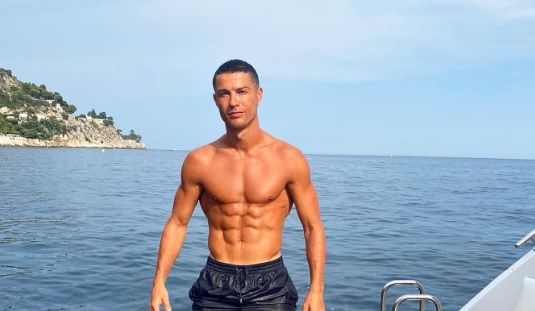 كريستيانو رونالدو بعضلات بطن مشدودة