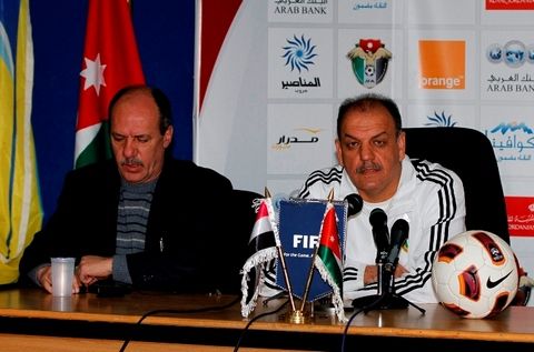 حمد يتحدث في المؤتمر الصحفي.