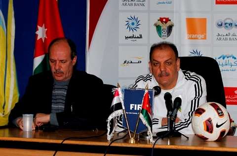 حمد يتحدث في المؤتمر الصحفي.