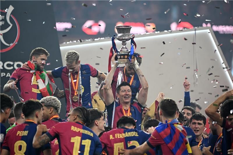 فرحة لاعبي برشلونة بالكأس