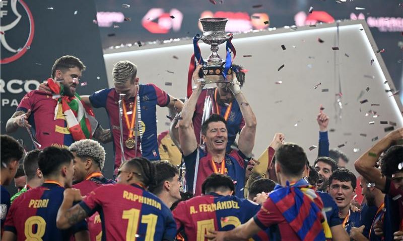 فرحة لاعبي برشلونة بالكأس