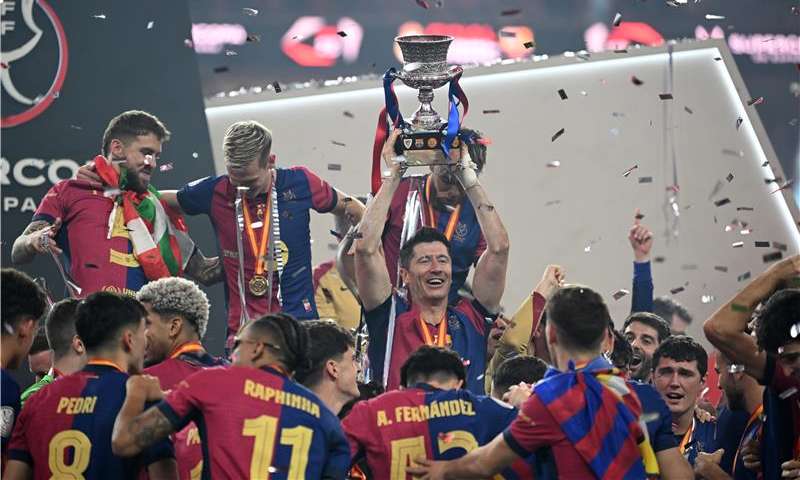 فرحة لاعبي برشلونة بالكأس