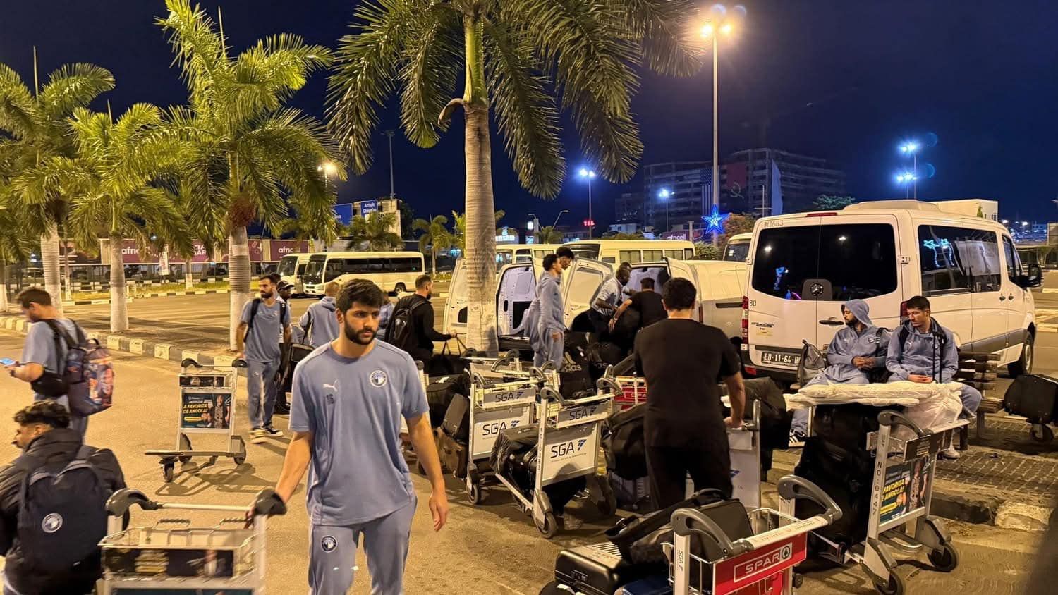 بعثة بيراميدز في مطار لواندا