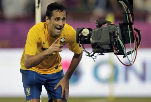2011-11-14t175332z_01_qat20_rtridsp_3_soccer-friendly_reuters
