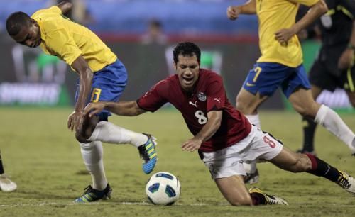 حسني عبد ربه كان أحد ركائز خط وسط المنتخب المصري أمس ومع ذلك استبدله المدرب برادلي 