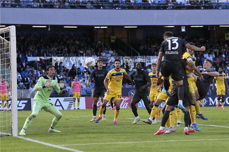 لقاء سابق بين الفريقين