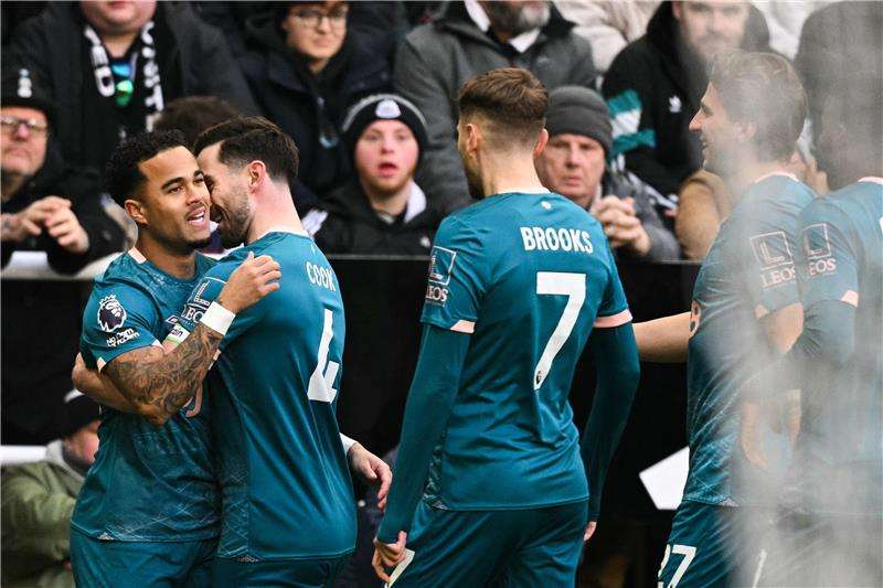 فرحة لاعبي بورنموث