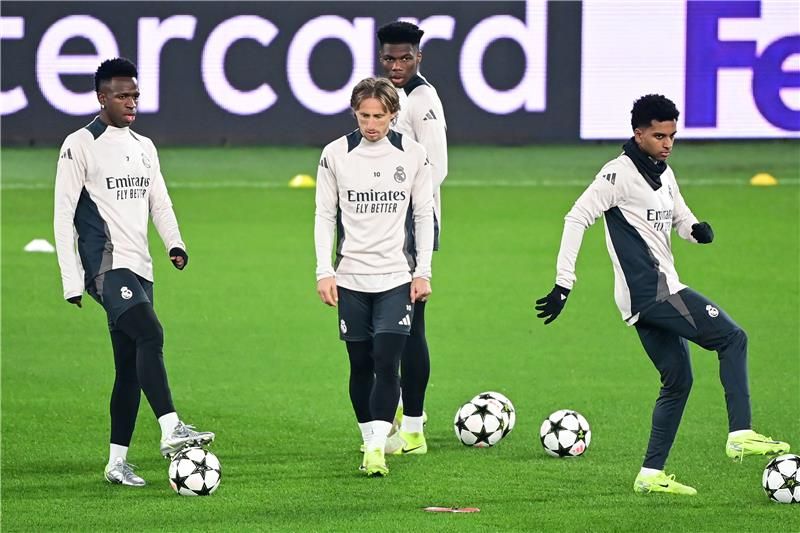 تشواميني مع لاعبي ريال مدريد