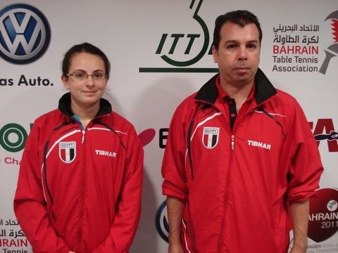 اشرف حلمي مدرب منتخب مصر للشابات مع احدى لاعبات المنتخب ، لقطة من المنافسات