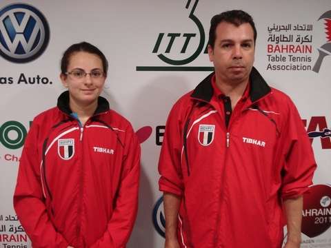 اشرف حلمي مدرب منتخب مصر للشابات مع احدى لاعبات المنتخب ، لقطة من المنافسات