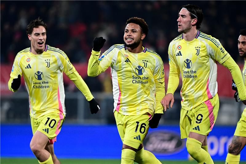 فلاهوفيتش (يمين)