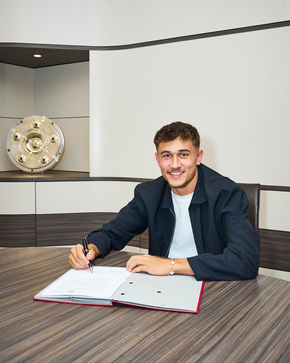 توم بيشوف أثناء توقيع العقد