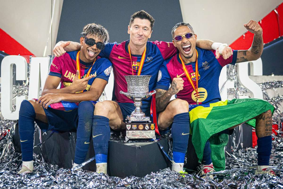 يامال ورافينيا بالنظارات الشمسية في احتفالات الكلاسيكو