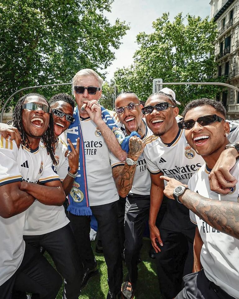 124-191949-lamine-yamal-raphinha-sunglasses-barcelona-3