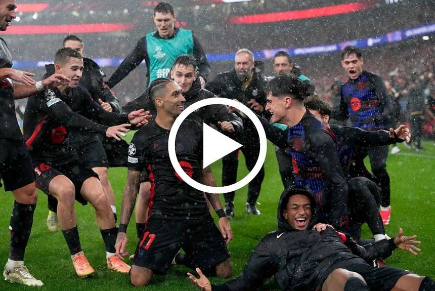 برشلونة يحتفل بالفوز