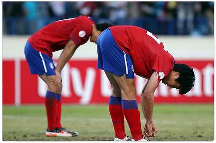 حسرة لاعبي كوريا الجنوبية بعد خسارتهم أمام لبنان