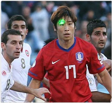 المهاجم الكوري لي كيون هو يتعرض للأشعة الليزر من قبل جماهير لبنان بالمباراة