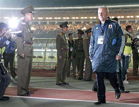 زاكيروني يخرج من الملعب بعد خسارة اليابان أمام كوريا الشمالية